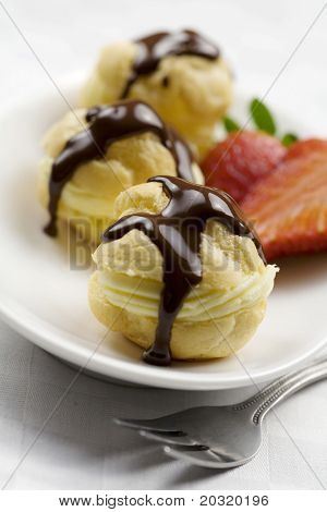 profiterole fresca com morangos