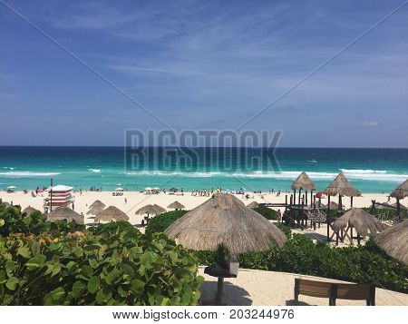 se ve la playa delfines en cancun mexico