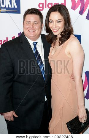 LOS ANGELES - 10 de abril: Chaz Bono (L) e Jennifer Elia (R) chegam a 22 Awar de Media anual GLAAD