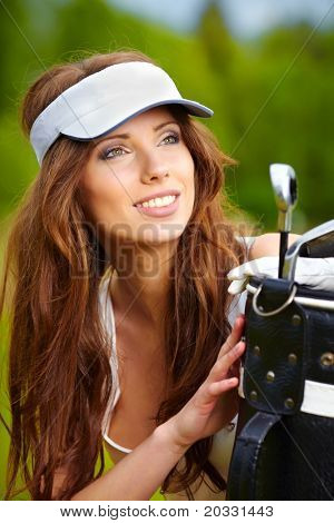 Fiatal barna nő golf equpment