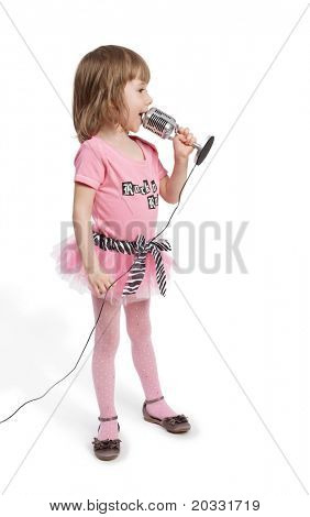 Bambina in rosa con microfono stand nel lungometraggio girato mezza e canta.