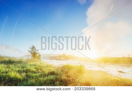 geysers in Iceland. Fantastic kolory.Turysty watch the beauty of the world.