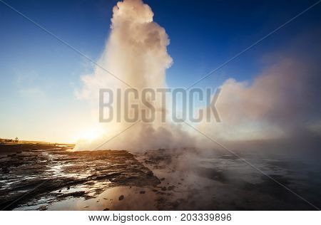 geysers in Iceland. Fantastic kolory.Turysty watch the beauty of the world.