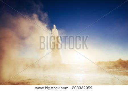 geysers in Iceland. Fantastic kolory.Turysty watch the beauty of the world.