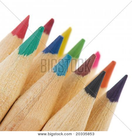 Matite colorate in legno con taglienti punti su sfondo bianco