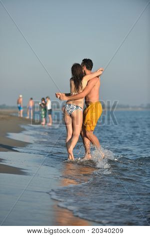 Szczęśliwa młoda para miłej zabawy i romantyczne chwile na plaży w sezonie letnim i reprezentujących happynes