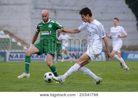 KAPOSVAR, Ungheria - 27 aprile: Denes Rosa (in verde) in azione in un campionato nazionale ungherese s
