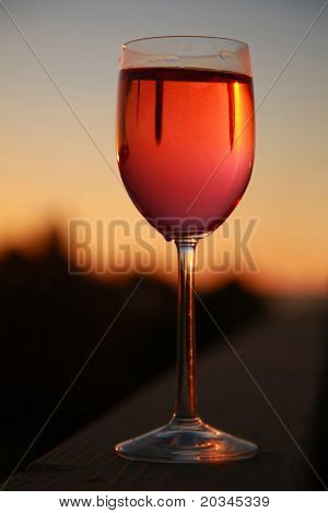 Bicchiere di vino al tramonto