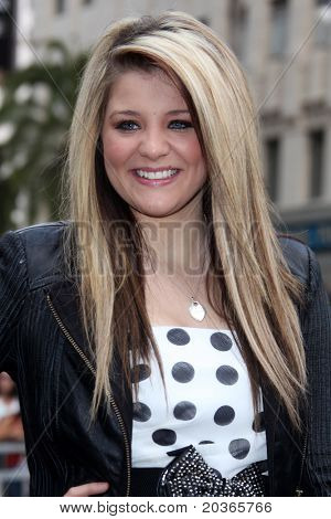LOS ANGELES - 23. května: Lauren Alaina v Simon Fuller Hollywoodském chodníku slávy hvězda obřadu v W H