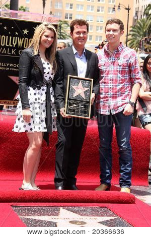 LOS ANGELES - 23. května: Lauren Alaina, Simon Fuller a Scotty McCreery na Hollywo Simon Fuller