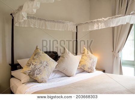 Decoration of the bedding with yellow cushions.