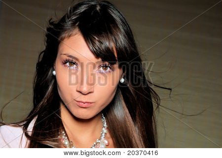 Glamour portret van sexy vrouw op bambo achtergrond