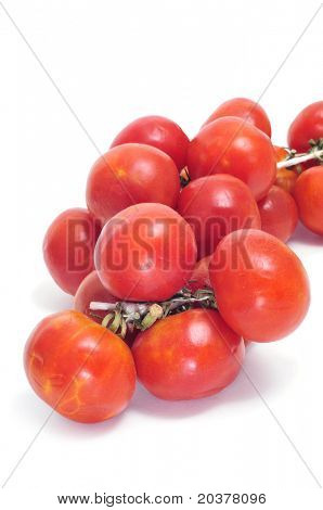 alcuni pomodori di heirloom su sfondo bianco