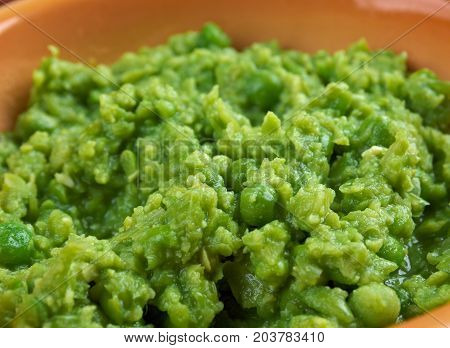 bowl of mushy peas Britain's tradizionale food , close up