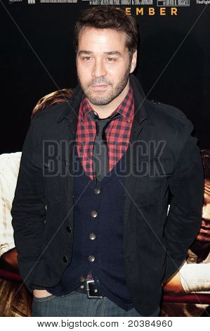 HOLLYWOOD, CA. - DEC 7: Herec Jeremy Piven dorazí v Los Angeles premiéru The Fighter v Gra