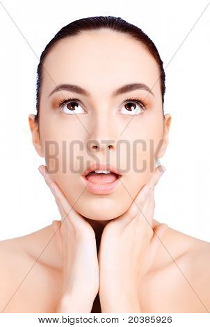 놀랍게도 함께 짖 어 대는 젊은 여자의 초상화입니다. 흰색 배경 위에 절연.