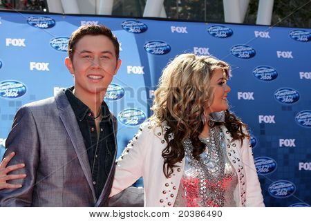LOS ANGELES - květen 25: Scotty McCreery, Lauren Alaina příchodu na American Idol finále 2011 n