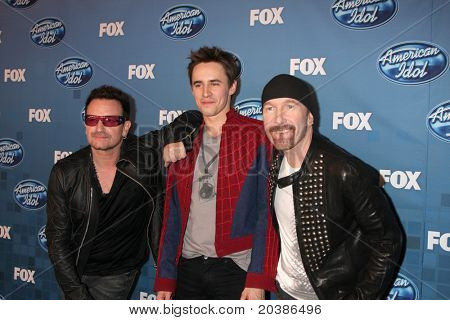 LOS ANGELES - 25 maja: Bono, wójta Carney, krawędzi. w sali prasowej 2011 Finał American Idol, w 