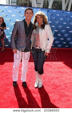 LOS ANGELES - květen 25: Scotty McCreery, Lauren Alaina příchodu na American Idol finále 2011 n