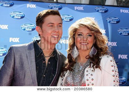 LOS ANGELES - květen 25: Scotty McCreery, Lauren Alaina příchodu na American Idol finále 2011 n