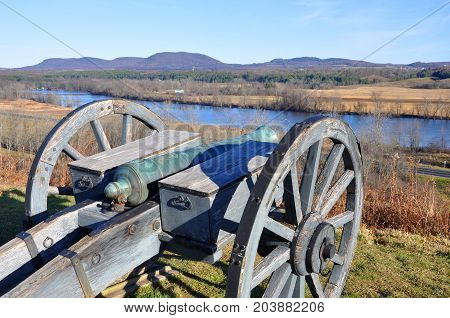 Cannon pointing to Hudson River in Saratoga National Historical Park, Saratoga County, Upstate New York, USA. This is the site of the Battles of Saratoga in the American Revolutionary War.