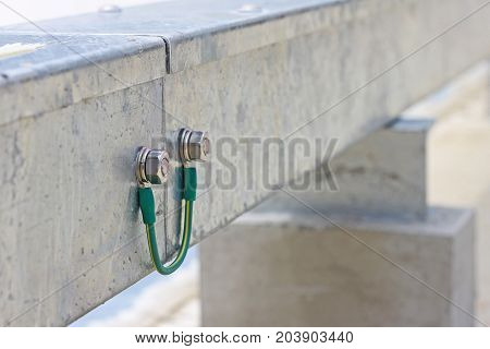 Ground Bonding Cable between Two Cable Wireway