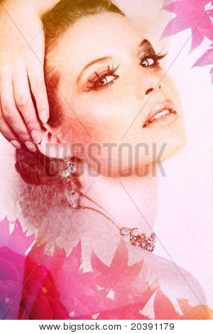 Bella donna bionda con lunghe ciglia e pietre colorate collana e orecchini e seducente smil