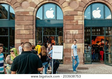 People Customers Waiting In Line To Buy Iphone Pick-up