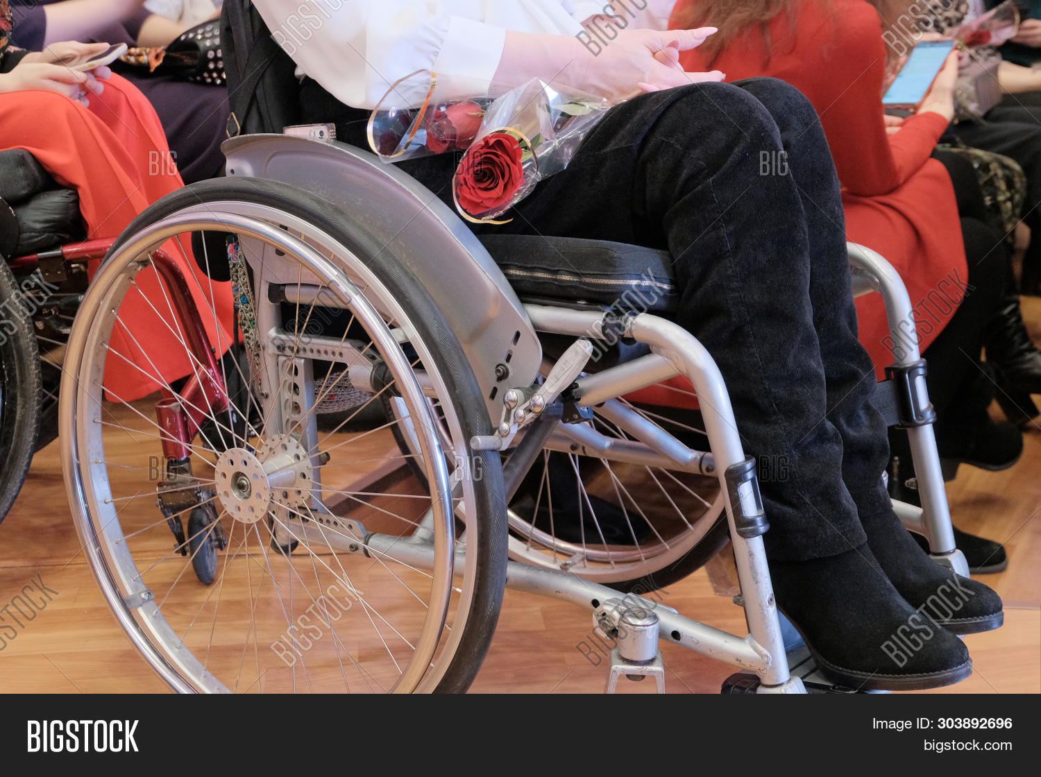 ноги в инвалидном кресле. инвалидное кресло в зале. женщина в инвалидном кресле. ноги в инвалидной коляске. приснилось инвалидное кресло.