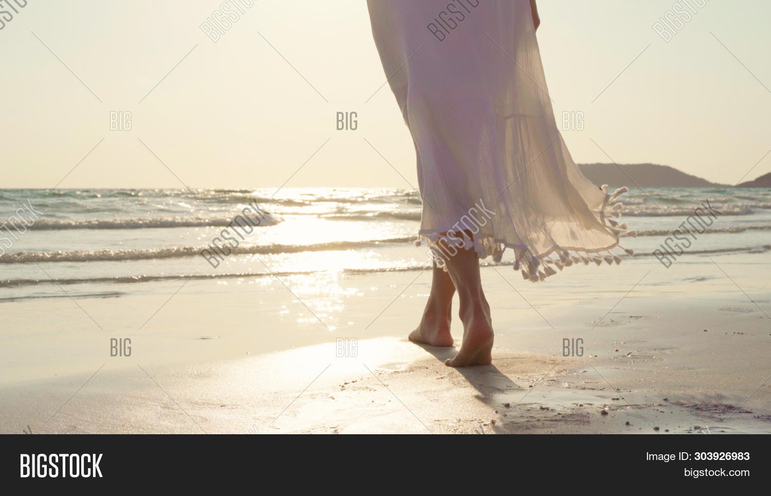 Ходьба. Человек идет по морю. Ноги в кедах. Прогулка в хвойном лесу. Незнакомец на берегу моря.