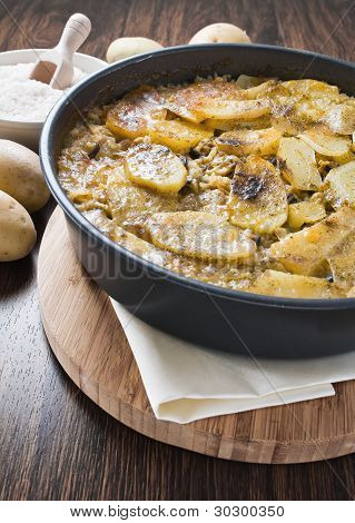 Tiella du riz des pommes de terre et moules.