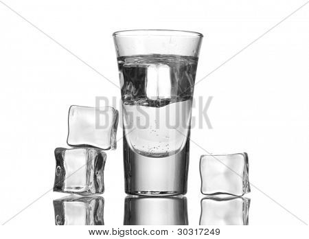 verre de vodka avec glace isolaled sur blanc