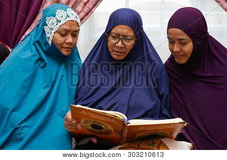 Labuan,malaysia-may 26,2019:muslim Woman Reading Holy Quran After Performing Terawih Prayer In Labua