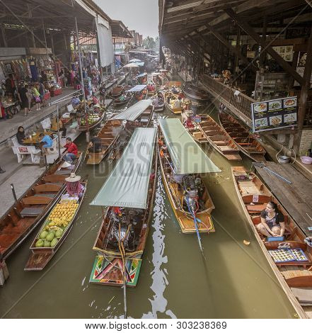 Bangkok, Tahiland - 2019-03-03 - Too Many Boats In Floating Market Creates Traffic Jam Where None Ca