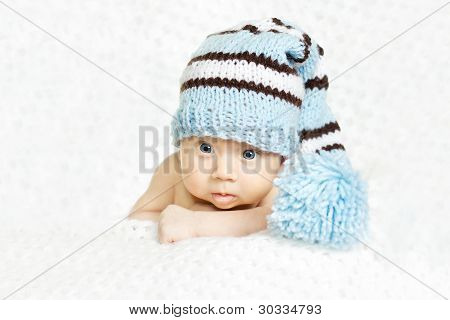 在蓝色的羊毛帽子初生婴儿特写肖像