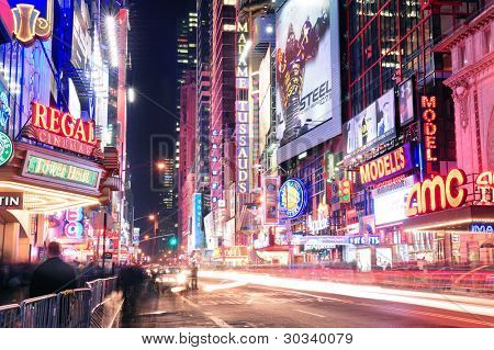 นิวยอร์กซิตี้ NY - 12 dec:42 ถนนจราจรและโฆษณาเมื่อ 12 ธันวาคม 2011 ในยอใหม่