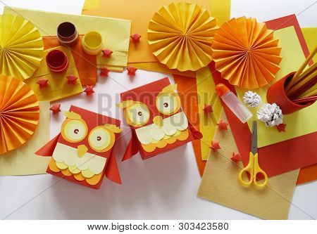 A Children's Master Class To Pack A Gift In A Box An Owl.