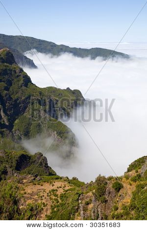 ภูเขาของไอซ์แลนด์เหนือเมฆที่ Pico ทำ Areeiro และ Ruivo