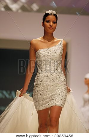 Záhřeb, Chorvatsko - 19. února: Fashion model nosí svatební šaty vyrobené od Vesna Sposa na 