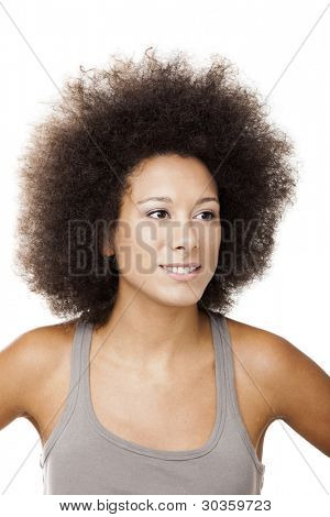 Feliz joven afroamericana aislada en blanco
