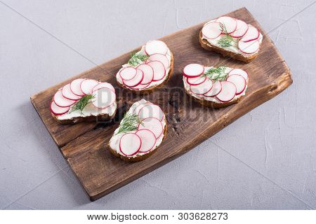 Healthy Vegetable Toasts Sandwith With Radish And Dill