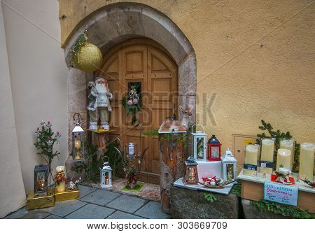 Rattenberg, Austria - December 1, 2018: Beautiful Wooden Door With Christmas Decoration In The Littl
