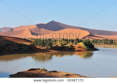 Um Sossusvlei inundada no deserto do Namibe