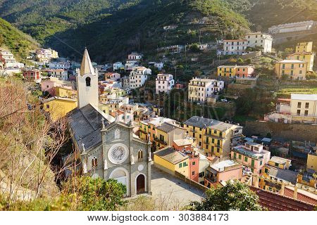 Pastel Houses Of Riomaggiore, The Largest Of The Five Centuries-old Villages Of Cinque Terre, Italia
