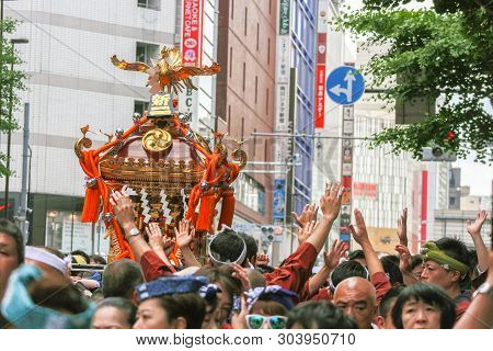 2017 05 28. Shinjuku Tokyo Japan. People Are Carrying A Portable Shrine On Their Shoulders And Walki