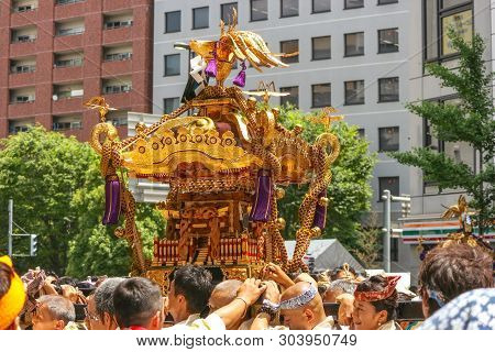 2017 05 28. Shinjuku Tokyo Japan. People Are Carrying A Portable Shrine On Their Shoulders And Walki