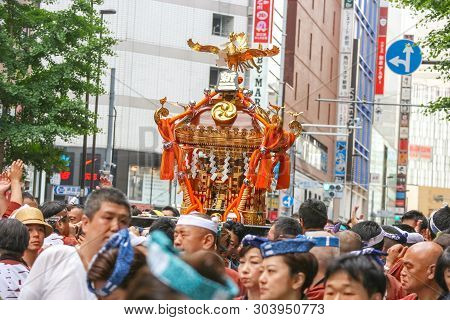 2017 05 28. Shinjuku Tokyo Japan. People Are Carrying A Portable Shrine On Their Shoulders And Walki
