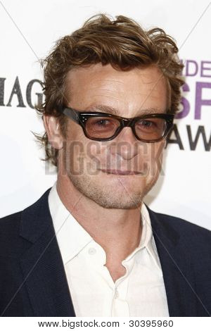 LOS ANGELES - FEB 25: Simon Baker v tiskovém centru v roce 2012 Film Independent Spirit Awards na t
