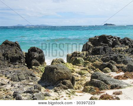 St Barths kaya kütlesi görüldüğü gibi geliyor Karayipler ocean dalgaları ile