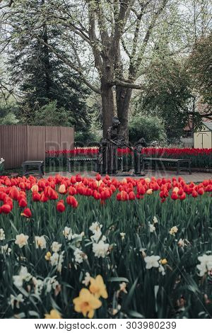 Pella, Iowa, Usa - May 2, 2019: Sculpture Of A Dutch Woman And Two Children With A Basket Of Tulips 